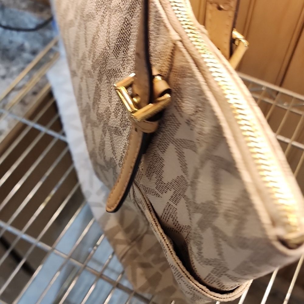 Michael Kors Cream Monogram Tote EUC Neutral Travel Ready - Picture 12 of 13